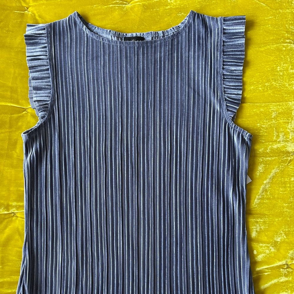 Velvet sleeveless shirt